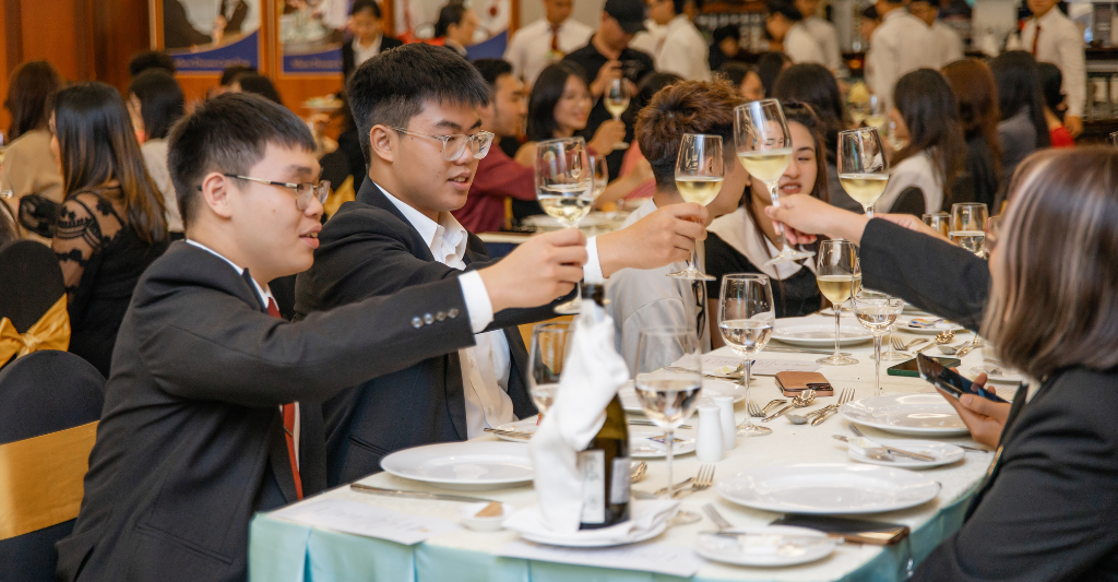 Lót dạ trước khi nhập tiệc sẽ lấp đầy chiếc bụng đói của bạn và giảm say rượu bia.